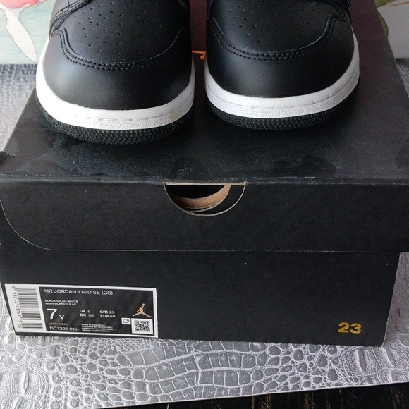 AIR JORDAN 1 MID SE GS  'HOUNDSTOOTH' SIZE 7Y. - Picture 3 of 11